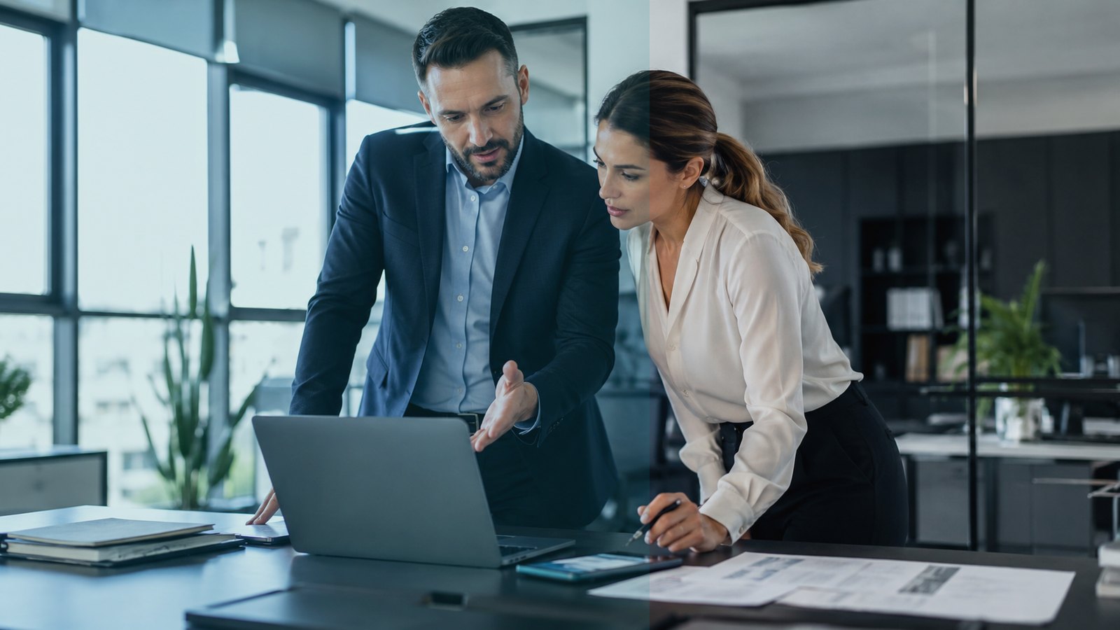 Professionnels analysant des documents dans un bureau